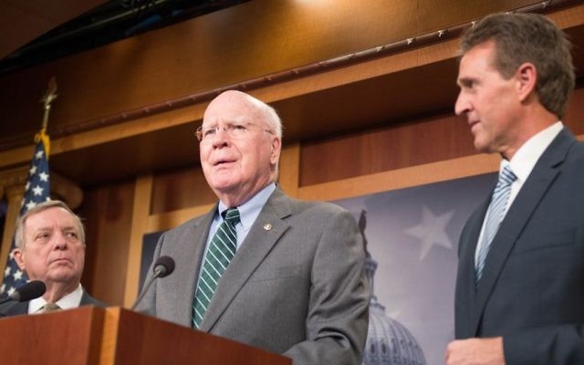 Le sénateur démocrate Patrick Leahy (centre), le 29 janvier 2015 (Crédit : CC BY/Démocrates du Sénat, Flickr) Le sénateur démocrate Patrick Leahy (centre), le 29 janvier 2015 (Crédit : CC BY/Démocrates du Sénat, Flickr)