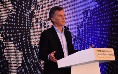 Le président argentin Mauricio Macri s'adressant aux délégués du Congrès juif mondial à Buenos Aires, en Argentine, le 15 mars 2016 (Crédit : Congrès juif mondial)