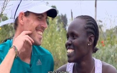 Lonah Chemtai et son mari, Dan Salpeter (Crédit : Capture d'écran Dixième chaîne)