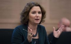 La députée du Meretz Michal Rozin lors d'une session d'une commission de la Knesset, le 14 décembre 2015. (Crédit : Yonatan Sindel/Flash90)