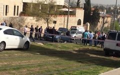 La police sur la scène d'une attaque terroriste près de la Vieille Ville de Jérusalem, le 9 mars 2016. (Crédit : police israélienne)