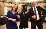 Les députés Aliza Lavie (à gauche) et Manuel Trachtenberg posent avec le robot « visiteur » à une session de la commission des Sciences et de la Technologie à la Knesset, le 2 février 2016 (Crédit : Porte-parole de la Knesset)
