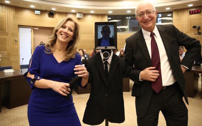 Les députés Aliza Lavie (à gauche) et Manuel Trachtenberg posent avec le robot « visiteur » à une session de la commission des Sciences et de la Technologie à la Knesset, le 2 février 2016 (Crédit : Porte-parole de la Knesset)