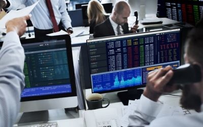 (Personnes travaillant dans la finance, illustration, via Shutterstock)