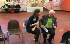Gerhard Baader et un volontaire d'IsraAID (Crédit : IsraAID)