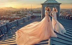 Robe Front GALA-605, Back GALA-607, Collection #1 (Crédit : Autorisation Galia Lahav - photographe Greg Swales / Producteurs - Terez Koncz & Tamas Olajos @ Stellar Circus / Maquillage - Emily Mergaert / Cheveux - Alex Szabo / Accessoires - Keren Wolf / Chaussures - Femmes Sans Peur / Top Model - Dag @ ICE Models
Model - Inez @ Avant Models)