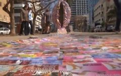 Un vagin de 3 mètres fabriqué à partir de cartes de publicité pour des services de prostitution. L'oeuvre, de Sasha Kurbatov et Vanan Borian, a été placée sur l'avenue Rothschild à Tel-Aviv le mardi 8 mars 2016, pour coïncider avec la Journée internationale de la Femme (Crédit : Capture d'écran Ynet)