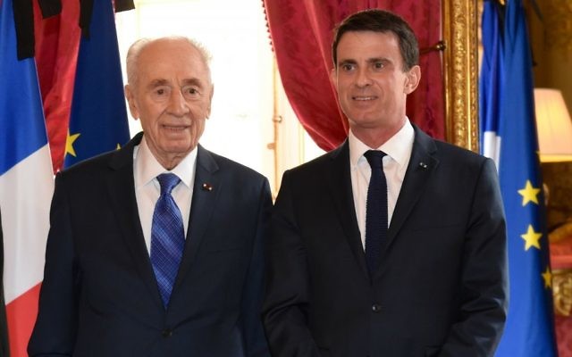 L'ancien président Shimon Peres et le Premier ministre français Manuel Valls à Matignon le 24 mars 2016 à Paris, en France (Crédit : Erez Lichtfeld) L'ancien président Shimon Peres et le Premier ministre français Manuel Valls à Matignon le 24 mars 2016 à Paris, en France (Crédit : Erez Lichtfeld)