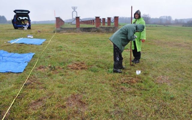 Les chercheurs à la recherche de restes humains à Wasosz, le site d'un massacre de villageois juifs en 1941 (Crédit : Laboratoire archéologique Podlaska)