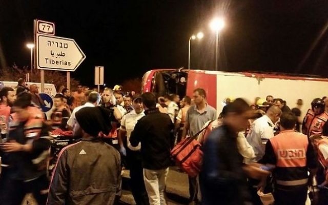 La scène d'un accident de bus dans le nord d'Israël, près de la localité de Zarzir le 2 mars 2016.(Photo: Porte-parole de MDA) La scène d'un accident de bus dans le nord d'Israël, près de la localité de Zarzir le 2 mars 2016.(Photo: Porte-parole de MDA)