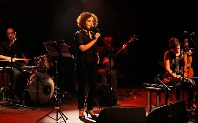 L'actrice Liora Rivlin lira ses poèmes au Festival des femmes de Holon, qui durera trois jours avec des événements célébrant l'identité des femmes (Crédit : Autorisation Oscar Avosh)
