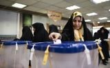 Une iranienne vote pour les élections parlementaires  dans un bureau de vote de Massoumeh dans la ville sainte de Qom, à 130 kilomètres au sud de Téhéran, le 26 février 2016. (Crédit : Behrouz Mehri/AFP)