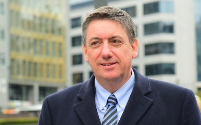 Le vice-Premier ministre Jan Jambon arrive à la Commission européenne pour prendre part à une cérémonie à la mémoire des victimes de la terreur des attaques de Bruxelles le 23 mars 2016 à Bruxelles. (Crédit : AFP / Emmanuel Dunand) Le vice-Premier ministre Jan Jambon arrive à la Commission européenne pour prendre part à une cérémonie à la mémoire des victimes de la terreur des attaques de Bruxelles le 23 mars 2016 à Bruxelles. (Crédit : AFP / Emmanuel Dunand)