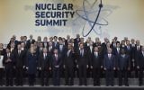 Le président américain Barack Obama et d'autres dirigeants mondiaux pour la photo de famille du sommet sur la sûreté nucléaire, à Washington D.C., le 1er avril 2016. (Crédit : AFP / MANDEL NGAN)