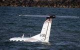 Un petit avion après un amerrissage d'urgence sur la Méditerranée, près de la côte de Tel Aviv, le 3 avril 2016. (Crédit : AFP / JACK GUEZ)