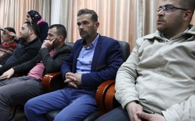 Le père d'Abdul Fatah al-Sharif (au centre), un Palestinien de 21 ans tué par un soldat israélien à Hébron le 24 mars 2016 après une attaque au couteau, alors qu'il semblait déjà neutralisé, pendant une conférence de presse dans les bureaux du gouverneur à Hébron, en Cisjordanie, le 4 avril 2016. (Crédit : AFP / HAZEM BADER) Le père d'Abdul Fatah al-Sharif (au centre), un Palestinien de 21 ans tué par un soldat israélien à Hébron le 24 mars 2016 après une attaque au couteau, alors qu'il semblait déjà neutralisé, pendant une conférence de presse dans les bureaux du gouverneur à Hébron, en Cisjordanie, le 4 avril 2016. (Crédit : AFP / HAZEM BADER)