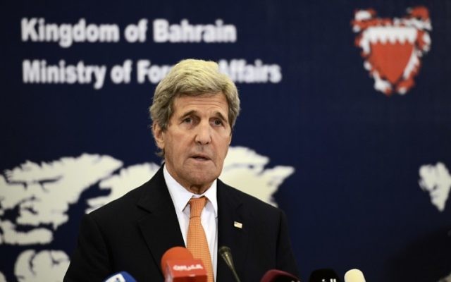 Le secrétaire d'Etat américain, John Kerry, au cours d'une conférence de presse avec le ministre des Affaires étrangères de Bahreïn dans la capitale Manama, Bahreïn, le 7 avril 2016 (Crédit : AFP PHOTO/MOHAMMED AL-SHAIKH) Le secrétaire d'Etat américain, John Kerry, au cours d'une conférence de presse avec le ministre des Affaires étrangères de Bahreïn dans la capitale Manama, Bahreïn, le 7 avril 2016 (Crédit : AFP PHOTO/MOHAMMED AL-SHAIKH)