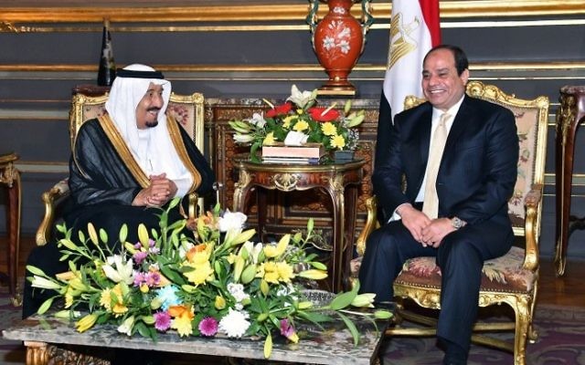 Le président égyptien Abdel Fattah al-Sissi (à droite) et le roi saoudien Salmane bin Abdulaziz au Palais Abdeen du Caire, le 9 avril 2016. (Crédit : AFP/présidence égyptienne) Le président égyptien Abdel Fattah al-Sissi (à droite) et le roi saoudien Salmane bin Abdulaziz au Palais Abdeen du Caire, le 9 avril 2016. (Crédit : AFP/présidence égyptienne)