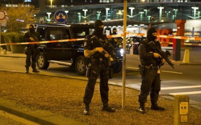 Des policiers hollandais devant un cordon de sécurité à l'aéroport d'Amsterdam - Schiphol dans la nuit du 12 avril 2016, après son évacuation partielle à la suite d'une alerte de sécurité, et l'arrestation d'un personne. (Crédit : AFP/ ANP / Michel van Bergen) Des policiers hollandais devant un cordon de sécurité à l'aéroport d'Amsterdam - Schiphol dans la nuit du 12 avril 2016, après son évacuation partielle à la suite d'une alerte de sécurité, et l'arrestation d'un personne. (Crédit : AFP/ ANP / Michel van Bergen)