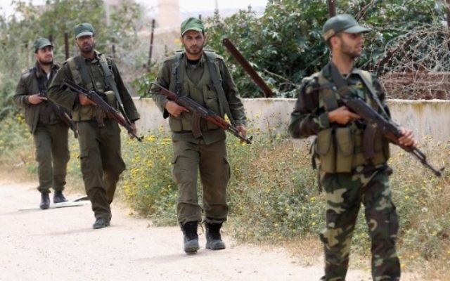 Forces de sécurité du Hamas en patrouille le long de la frontière entre la bande de Gaza et l'Egypte, où le Hamas a commencé à amasser des forces, à Rafah, dans le sud de la bande de Gaza, le 14 avril 2016. (Crédit : AFP/Saïd Khatib) Forces de sécurité du Hamas en patrouille le long de la frontière entre la bande de Gaza et l'Egypte, où le Hamas a commencé à amasser des forces, à Rafah, dans le sud de la bande de Gaza, le 14 avril 2016. (Crédit : AFP/Saïd Khatib)