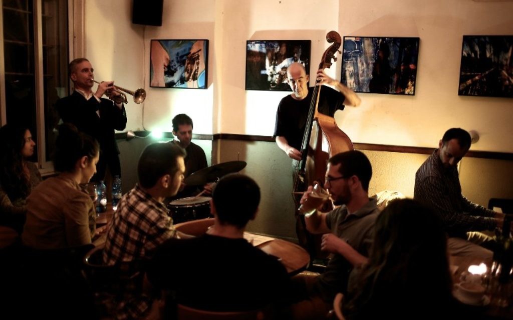 Le groupe "Olden You Quartet" joue au bar jazz club Beit Haamudim pendant un concert à Tel Aviv le 5 avril 2016. (Crédit : AFP PHOTO / MENAHEM KAHANA) Le groupe "Olden You Quartet" joue au bar jazz club Beit Haamudim pendant un concert à Tel Aviv le 5 avril 2016. (Crédit : AFP PHOTO / MENAHEM KAHANA)