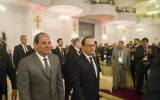 Le président égyptien Abdel Fattah al-Sissi (à gauche) et son homologue français François Hollande à l'inauguration du forum économique France Egypte au Caire, le 18 avril 2016. (Crédit : AFP PHOTO / KHALED DESOUKI)
