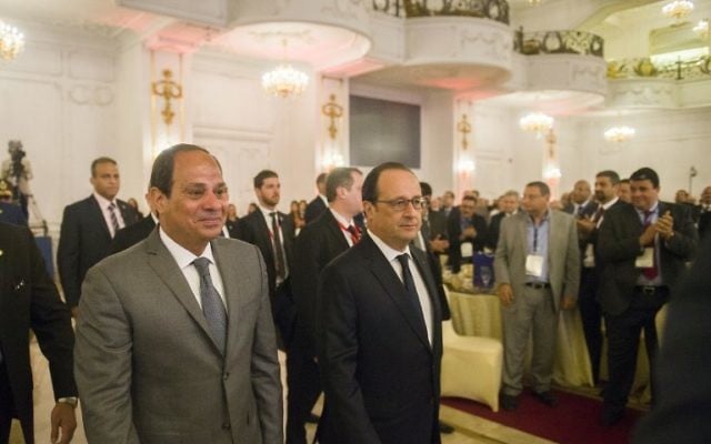 Le président égyptien Abdel Fattah al-Sissi (à gauche) et son homologue français François Hollande à l'inauguration du forum économique France Egypte au Caire, le 18 avril 2016. (Crédit : AFP PHOTO / KHALED DESOUKI) Le président égyptien Abdel Fattah al-Sissi (à gauche) et son homologue français François Hollande à l'inauguration du forum économique France Egypte au Caire, le 18 avril 2016. (Crédit : AFP PHOTO / KHALED DESOUKI)