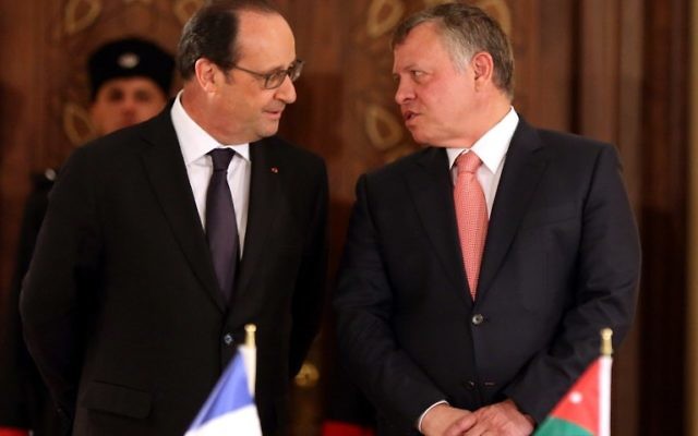 Francois Hollande (g) et le roi Abdallah II à Amman, le 19 avril 2016 (Crédit : KHALIL MAZRAAWI / POOL) Francois Hollande (g) et le roi Abdallah II à Amman, le 19 avril 2016 (Crédit : KHALIL MAZRAAWI / POOL)