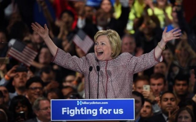 La candidate démocrate à la présidentielle Hillary Clinton après sa victoire dans la primaire de l'état de New York, à New York, le 19 avril 2016. (Crédit : AFP/Timothy A. Clary) La candidate démocrate à la présidentielle Hillary Clinton après sa victoire dans la primaire de l'état de New York, à New York, le 19 avril 2016. (Crédit : AFP/Timothy A. Clary)