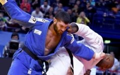 L'Israélien Or Sasson (à gauche) contre le Français Teddy Riner pendant la finale de la catégorie des plus de 100 kg des Championnats d'Europe de judo à Kazan, en Russie, le 23 avril 2016. (Crédit : AFP/Vasily Maximov)