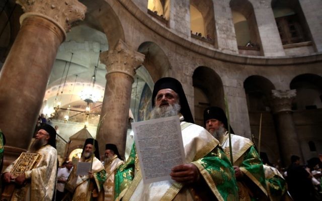 Des prêtres grecs orthodoxes lors de la procession pascale du dimanche des rameaux à l'église du Saint-Sépulcre dans la vieille cité de Jérusalem, le 24 avril 2016. (Crédit photo : AFP PHOTO / GALI TIBBON) Des prêtres grecs orthodoxes lors de la procession pascale du dimanche des rameaux à l'église du Saint-Sépulcre dans la vieille cité de Jérusalem, le 24 avril 2016. (Crédit photo : AFP PHOTO / GALI TIBBON)