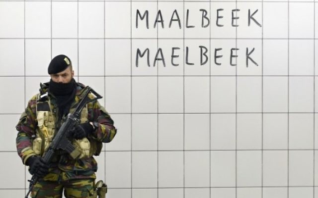 Un soldat belge garde la station de métro Maelbeek - Maalbeek le jour de sa réouverture, le 25 avril 2016, à Bruxelles, après plus d'un mois de fermeture suite aux attentats du 22 mars dans la capitale belge. (Crédit : AFP PHOTO / JOHN THYS)