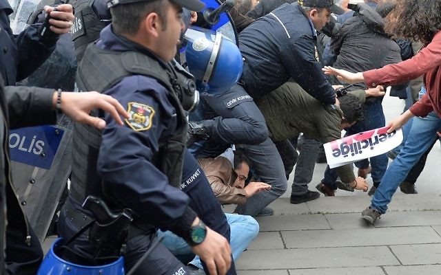Affrontements entre manifestants lairs et les forces de police turques devant le parlement turc, le 26 avril 2016 (Crédit : AFP PHOTO / ADEM ALTAN) Affrontements entre manifestants lairs et les forces de police turques devant le parlement turc, le 26 avril 2016 (Crédit : AFP PHOTO / ADEM ALTAN)