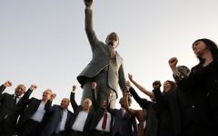 La statue de Nelson Mandela offerte par Johannesburg, à Ramallah, le 26 avril 2016. (Crédit : Abbas Momani/AFP)