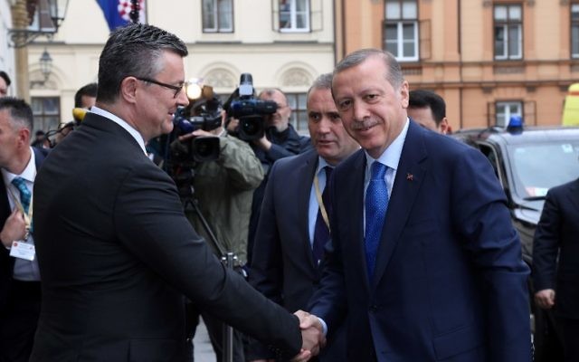 Le président turc, Recep Tayyip Erdogan, à droite sur la photo, est accueilli par le Premier ministre croate, Tihomir Oreskovic, à l'extérieur du bâtiment du gouvernement, à Zagreb, le 27 avril 2016. (Crédit photo : AFP/STR) Le président turc, Recep Tayyip Erdogan, à droite sur la photo, est accueilli par le Premier ministre croate, Tihomir Oreskovic, à l'extérieur du bâtiment du gouvernement, à Zagreb, le 27 avril 2016. (Crédit photo : AFP/STR)