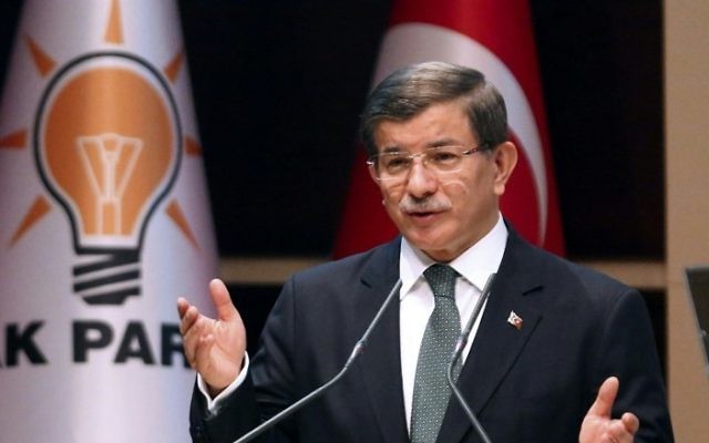 L'ancien Premier ministre turc, Ahmet Davutoglu, pendant un discours à Ankara, le 27 avril 2016. (Crédit : AFP/Adem Altan) L'ancien Premier ministre turc, Ahmet Davutoglu, pendant un discours à Ankara, le 27 avril 2016. (Crédit : AFP/Adem Altan)
