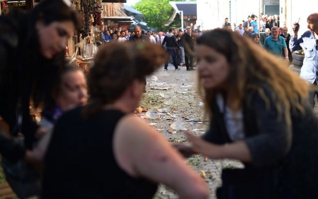 Une femme aide une femme blessée après un attentat suicide à Bursa, au nord-ouest de la Turquie, le 27 avril 2016. (Crédit : AFP PHOTO / ONUR YURTSEVER) Une femme aide une femme blessée après un attentat suicide à Bursa, au nord-ouest de la Turquie, le 27 avril 2016. (Crédit : AFP PHOTO / ONUR YURTSEVER)