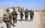 Archive : des soldats du régime syrien marchent sur une route dans une zone située autour de l'aéroport militaire Kuweires, dans la province orientale d'Alep, le 16 octobre 2015. (Crédit : AFP / George Ourfalian)