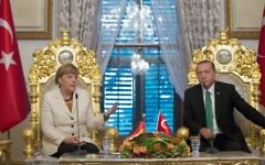 Angela Merkel, chancelière allemande, à gauche, et Recep Tayyip Erdogan, président turc, à Istanbul, le 18 octobre 2015. (Crédit : Tolgas Bozoglu/Pool/AFP)