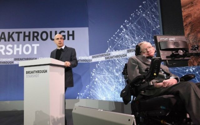 L'investisseur juif russe milliardaire Yuri Milner et le célèbre astrophysicien Stephen Hawking pendant une conférence de presse pour annoncer Breakthrough Starshot, un nouveau programme d'exploration spatiale, à New York, le 12 avril 2016. (Crédit : Bryan Bedder/Getty Images pour Breakthrough Prize Foundation/AFP) L'investisseur juif russe milliardaire Yuri Milner et le célèbre astrophysicien Stephen Hawking pendant une conférence de presse pour annoncer Breakthrough Starshot, un nouveau programme d'exploration spatiale, à New York, le 12 avril 2016. (Crédit : Bryan Bedder/Getty Images pour Breakthrough Prize Foundation/AFP)