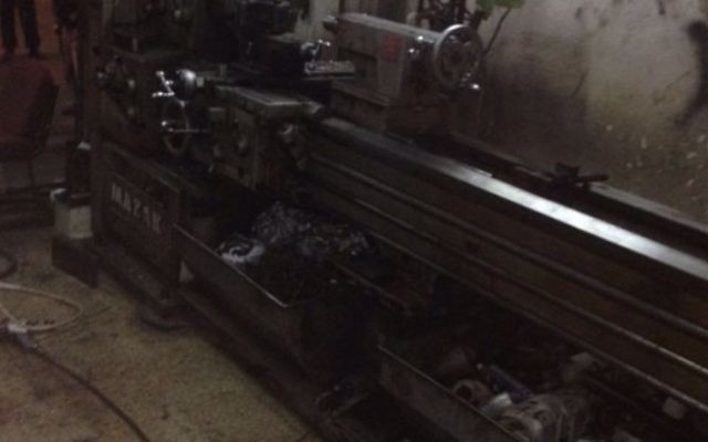 un atelier de production d'armes découvert par les forces de sécurité à Abu Dis, le 21 avril 2016. (Crédit : police israélienne) un atelier de production d'armes découvert par les forces de sécurité à Abu Dis, le 21 avril 2016. (Crédit : police israélienne)