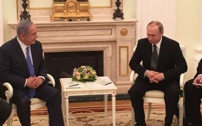 Le Premier ministre Benjamin Netanyahu (à gauche) avec le président russe Vladimir Poutine à Moscou, le 21 avril 2016. (Crédit : autorisation)
