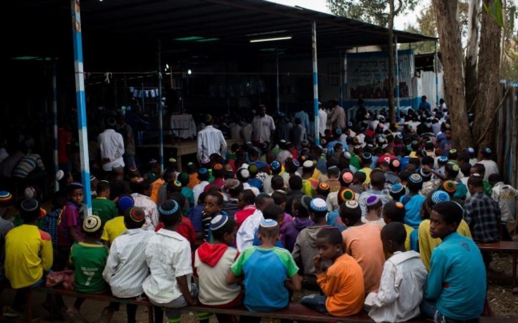 De jeunes garçons de la communauté juive éthiopienne Falash Mura attendent la prière dans la synagogue de Gondar, en Ethiopie, le 22 avril 2016. (Crédit : Miriam Alster/FLASH90)