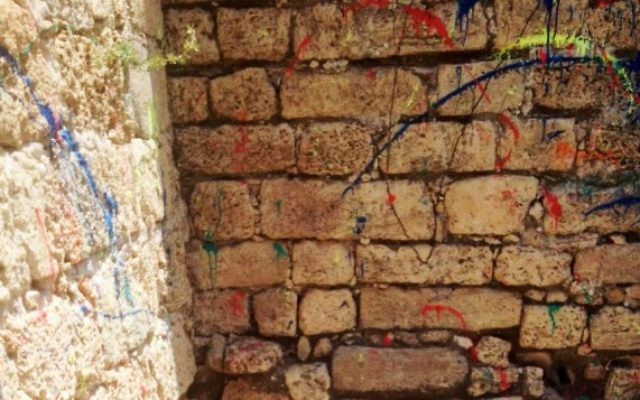 Restes de peinture après la fête d'un lycée dans une ancienne citadelle d'Ashdod en avril 2016. (Crédit : autorisation de l'Autorité israélienne des antiquités) Restes de peinture après la fête d'un lycée dans une ancienne citadelle d'Ashdod en avril 2016. (Crédit : autorisation de l'Autorité israélienne des antiquités)