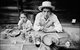 Bob Dylan et son fils, Jesse, à Woodstock, New York, 1968. (Crédit : Elliott Landy/Press License, Landy - Le musée du peuple juif de Beit Hatfutsot/via JTA)