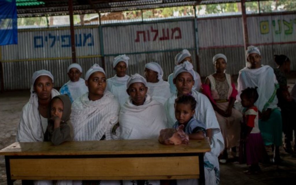 Des membres de la communauté juive éthiopienne Falash Mura attendent la prière avant d'assister au repas du seder de Pessah, dans la synagogue de Gondar, en Ethiopie, le 22 avril 2016. (Crédit : Miriam Alster/FLASH90)