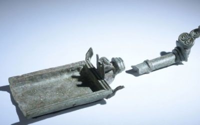 Une pelle à encens âgée de 2 200 ans retrouvée à Magdala, après son nettoyage par le laboratoire métallurgique de l'autorité israélienne des antiquités. (Crédit : Clara Amit, autorisation de l'autorité israélienne des antiquités)