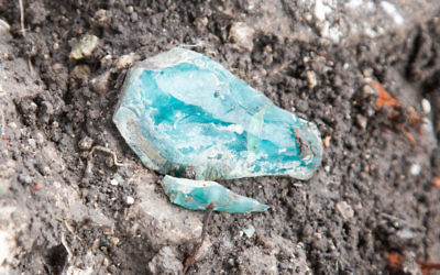Fragment de verre brut retrouvé sur le site, début 2016. (Crédit : Assaf Peretz, autorisation de l'Autorité israélienne des Antiquités)