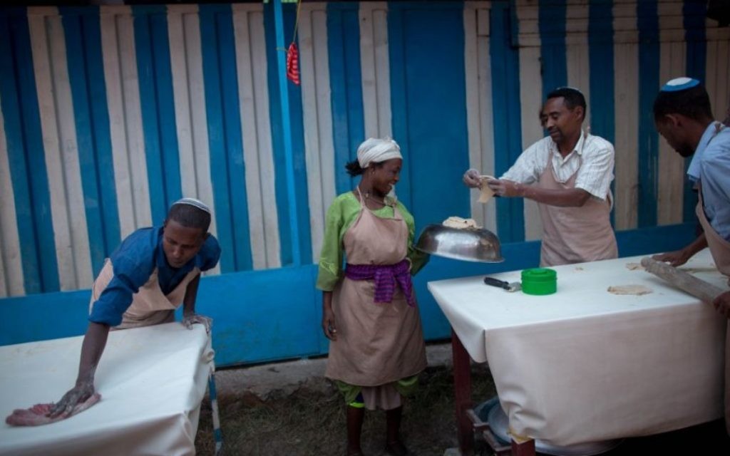 Des membres de la communauté juive de Gondar préparent les matzas avant Pessah le 20 avril 2016. La pâte a matza doit être faite rapidement et efficacement pour que la matza puisse être cuite en moins de 18 minutes.(Crédit : Miriam Alster/FLASH90)