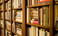 Etagères remplies de livres. Illustration. (Crédit : CC BY 2.0 Stewart Butterfield/Wikipedia)